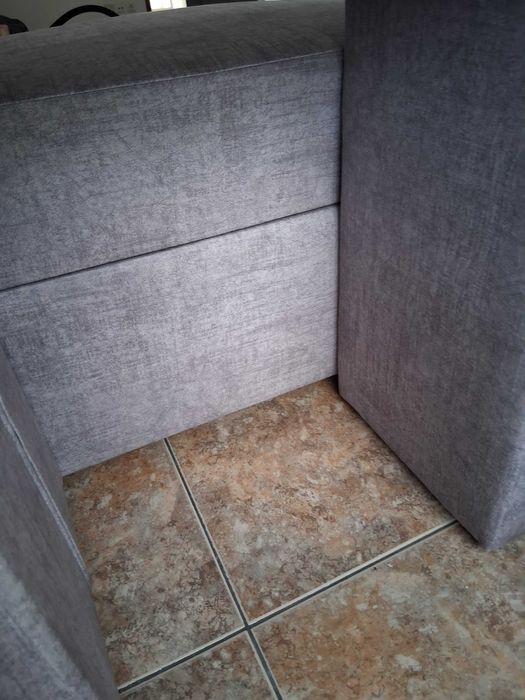 SOFÁ  cinzento com impermeabilização