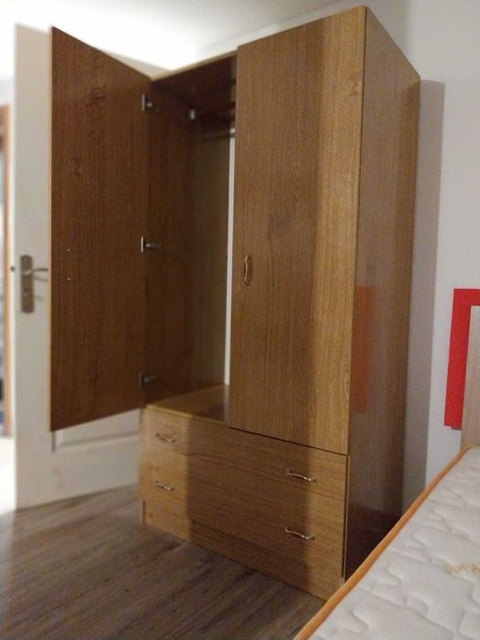 cama individual e roupeiro