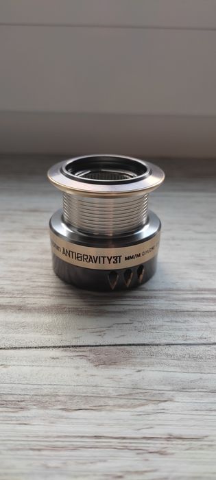 Kołowrotek spinningowy Delphin antigravity 3T + dodatkowa szpula