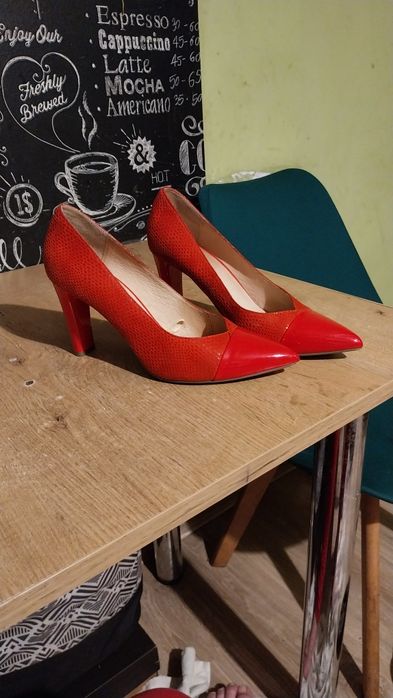 Szpilki czerwone skórzane Caprice 38,5