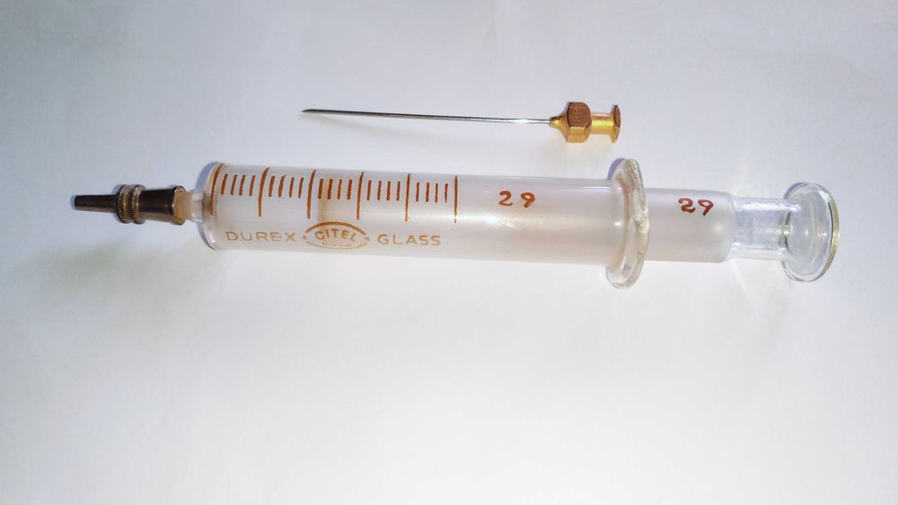 Seringa antiga vidro com agulha para coleção