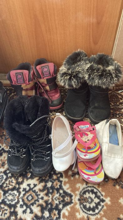 Віддам безкоштовно взуття на штани на дівчинку