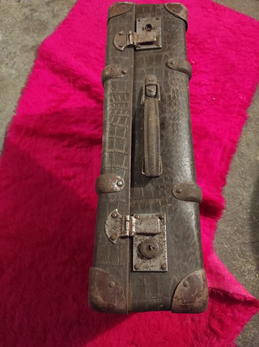 Bardzo stara walizka lata 60 . Zabytek vintage dekoracja