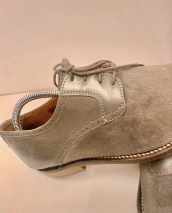 Sapatos em camurça e pele