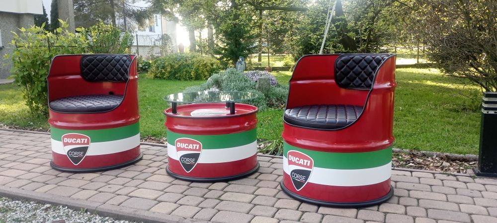 Fotele z metalowych beczek.