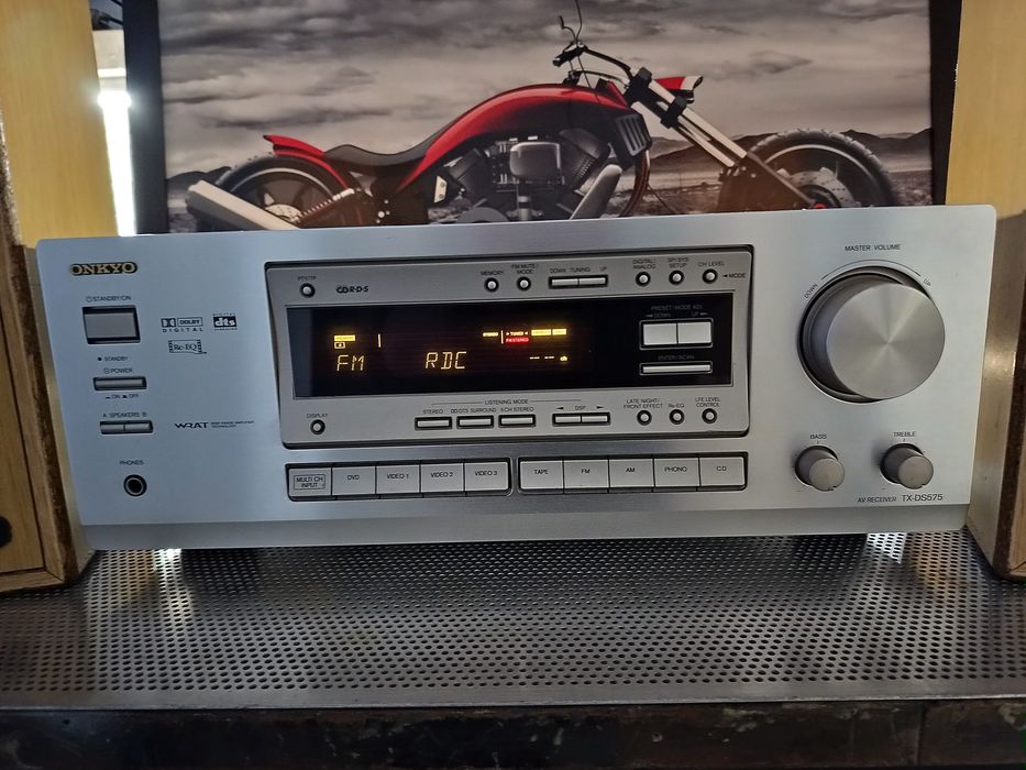 Amplituner Onkyo model TX-DS575.
