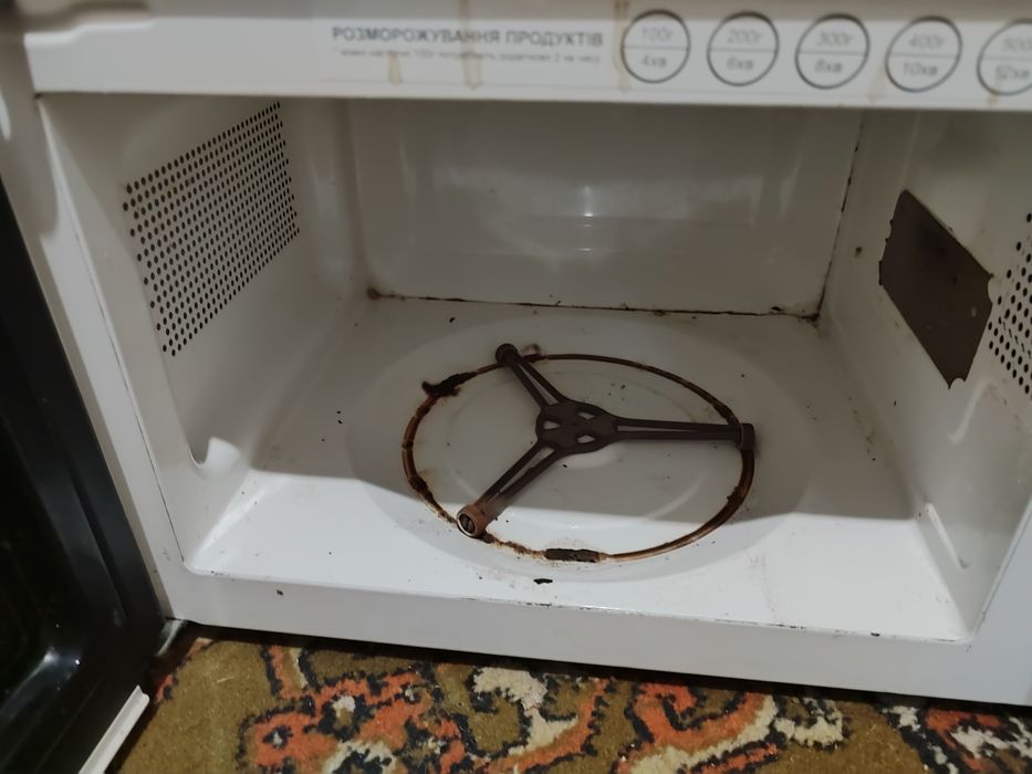 Микроволновка Delfa m20fw (полурабочая)  под ремонт