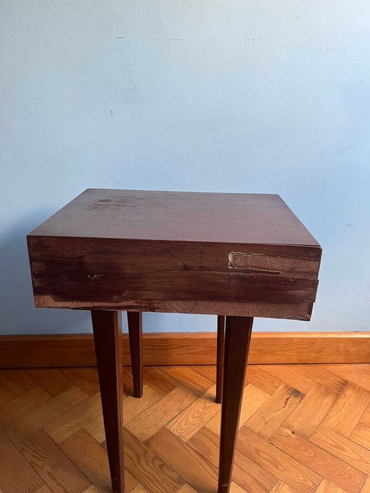 Conjunto de 2 mesinhas de apoio em madeira – uma para restauro
