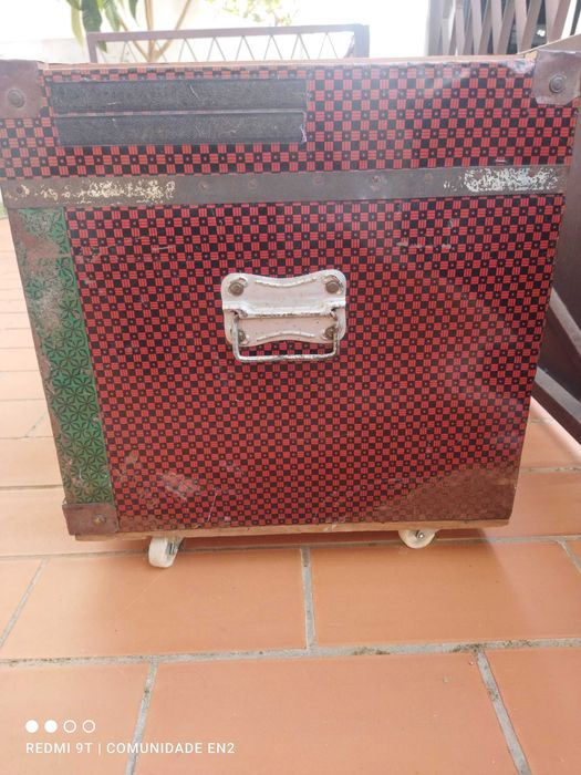 Arca antiga com folha metal