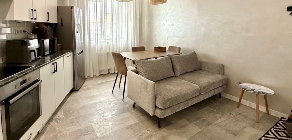 Просторная 2-к с кухней-студией в самом центре! Мин. оформление!