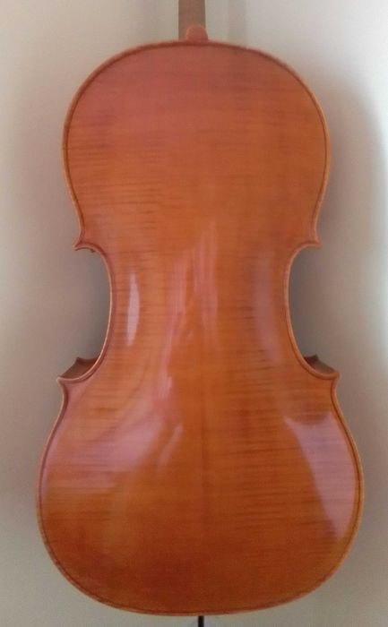Bom violoncelo alemão, com certificado.
