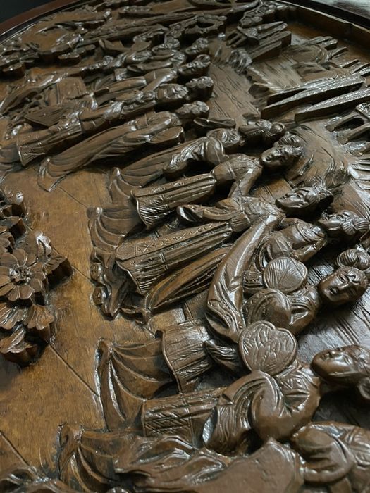 Mesa de madeira com gravuras