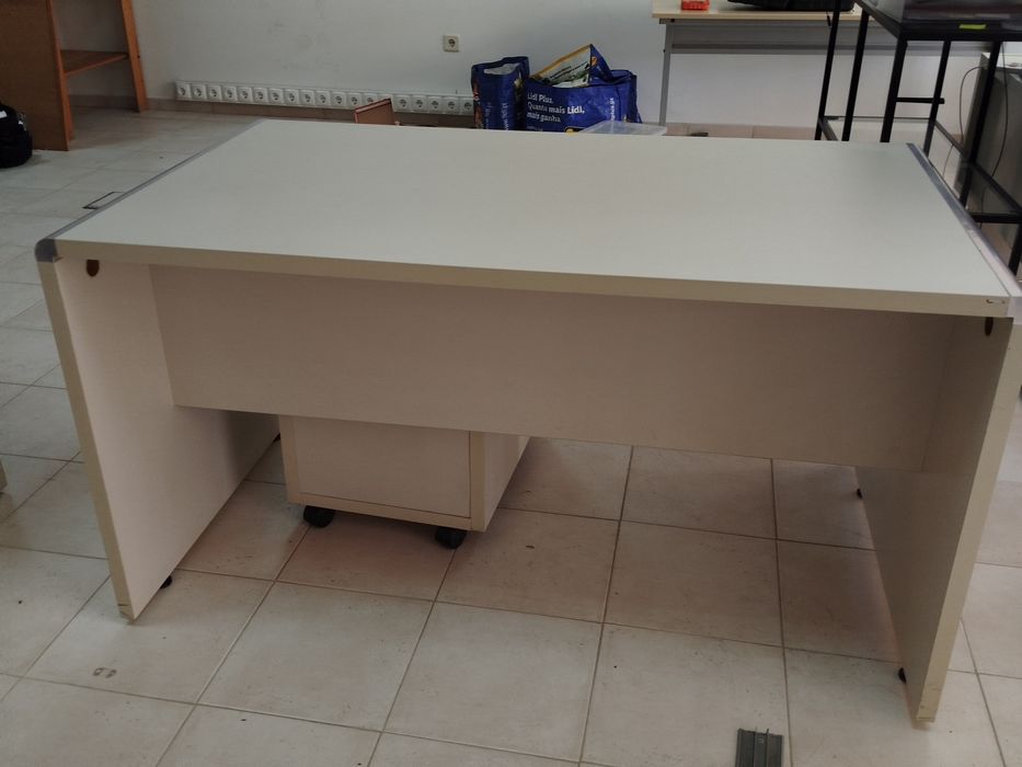 Vendo 2 secretárias e 1 mesa de escritório