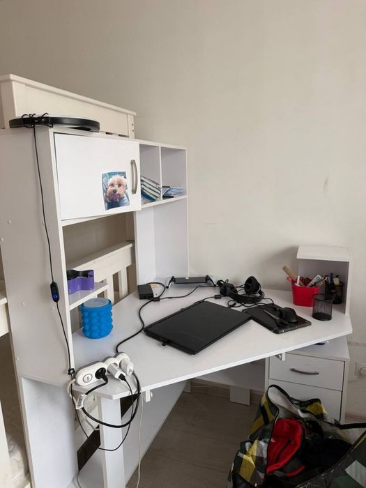 Шафа,Унітаз,біде,умивпльник,рушникосушка,ліжко софа Ikea,велика шафа,компютерний стіл,двоярусне ліжко.