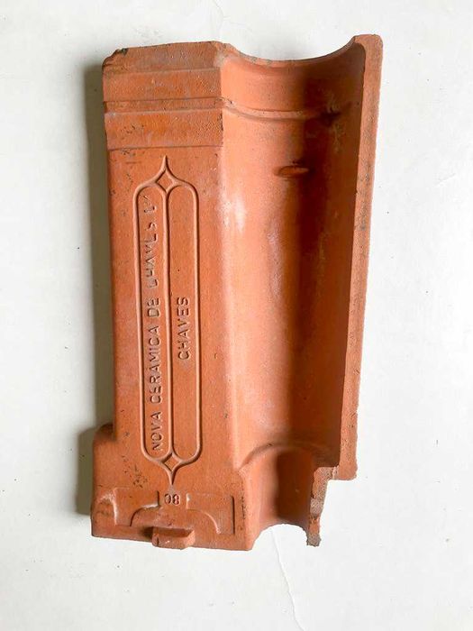 Título: Telha Cerâmica Lusa Usada – Bom estado