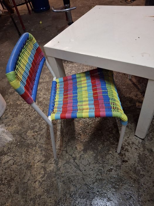 Duas cadeiras  para crianças