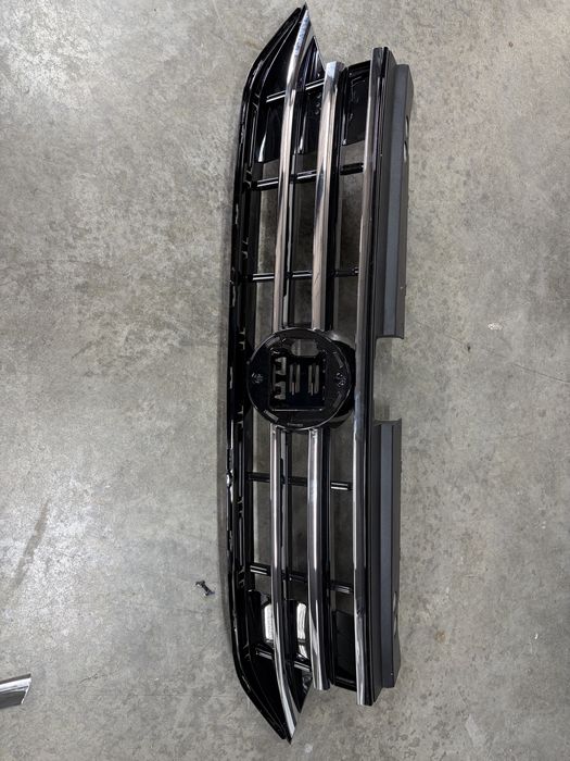 Vw tiguan 21-24 решітка радіатора без нижнього хрома