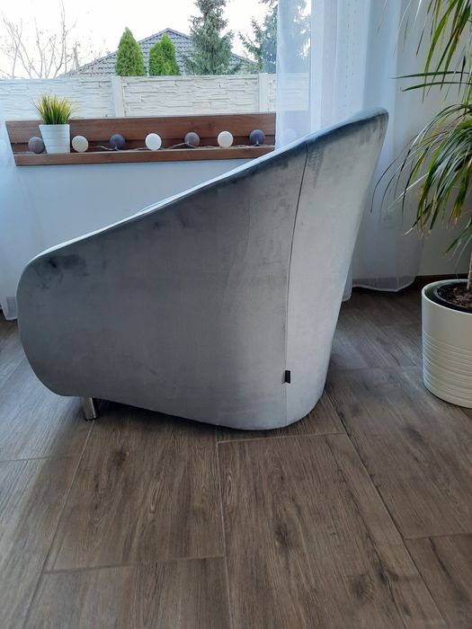 Wygodny i zgrabny fotel. Oryginalny design.