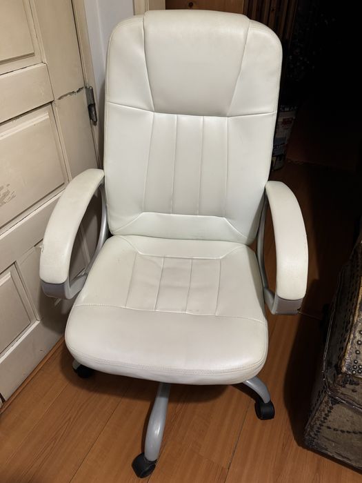 Cadeira de Escritório Branca – Funcional e Confortável