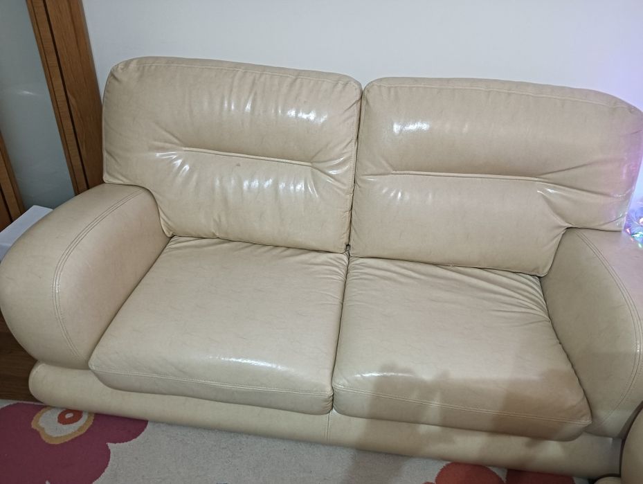 Sofá em pele creme
