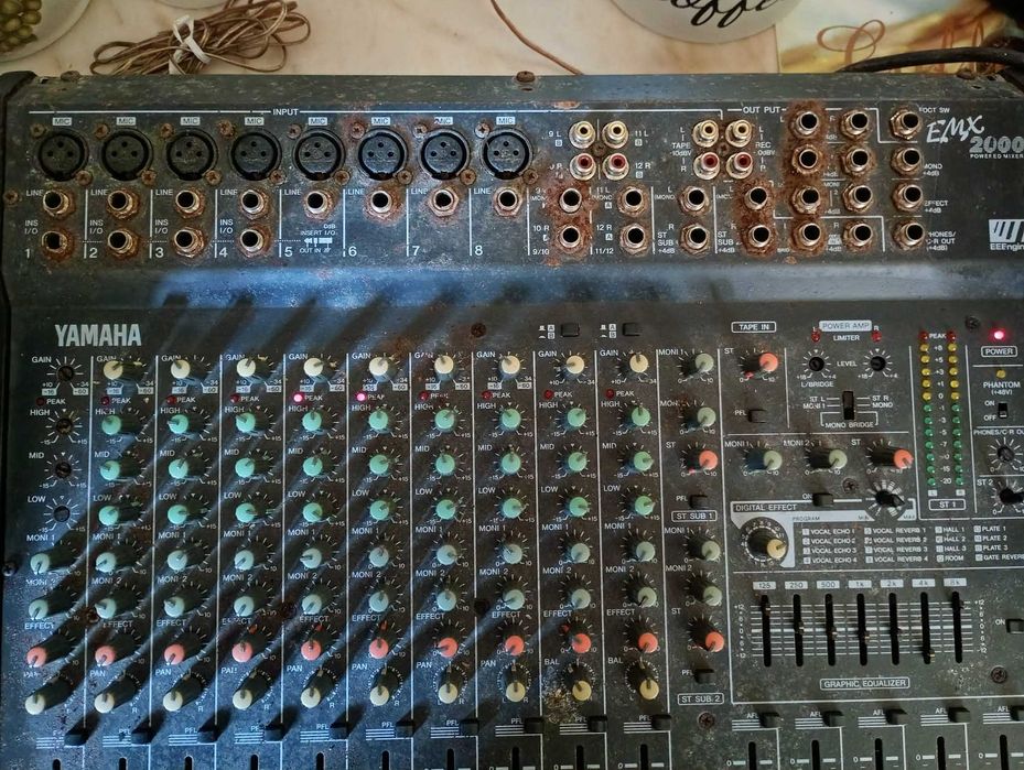 Yamaha EMX 2000 Powered Mixer