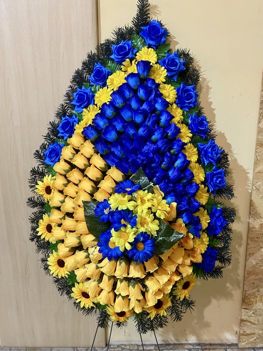 Вінок жовто- блакитний штучний кошик штучний