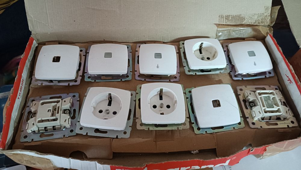 Interruptores, botões de pressão e tomadas, modelo suno e valena  da L