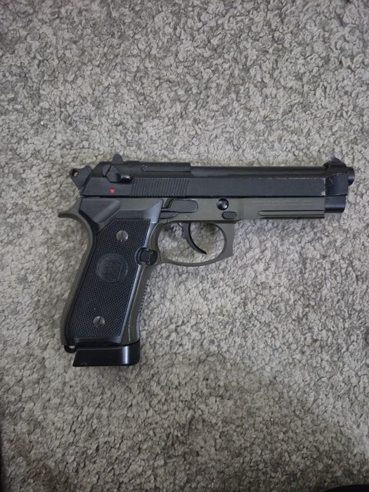 Vende-se airsoft beretta m9a1 c02 usada
