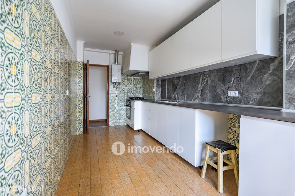 Apartamento T2, com boa luz natural, em Odivelas