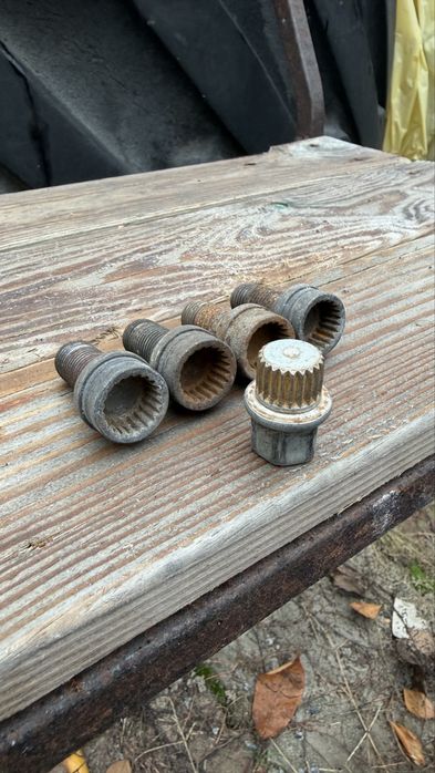 Секретні  болти