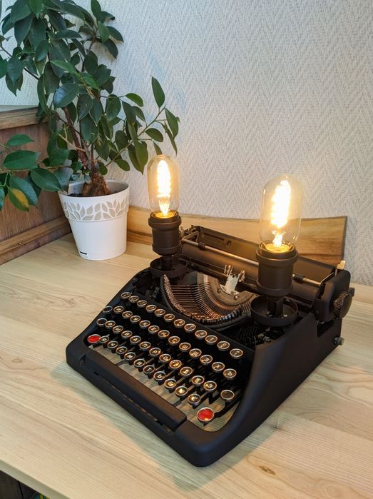 Настільна лампа з друкарської машинки