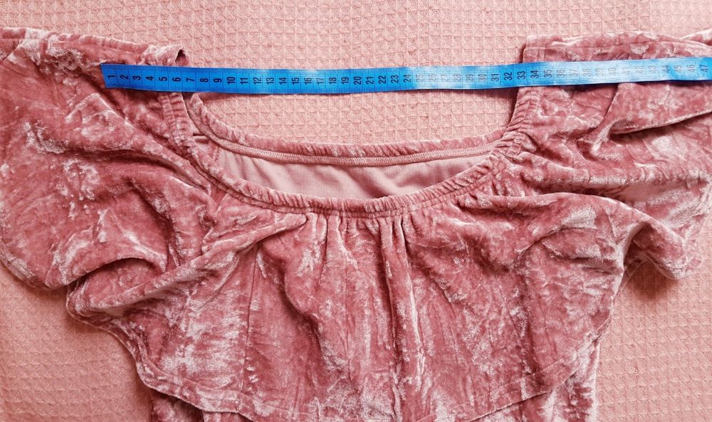 Welurowa różowa sukienka hiszpanka z falbanką na ramiona M