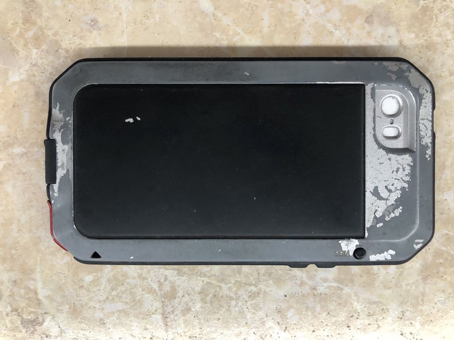 Iphone 6 в захисному металевому кейсі