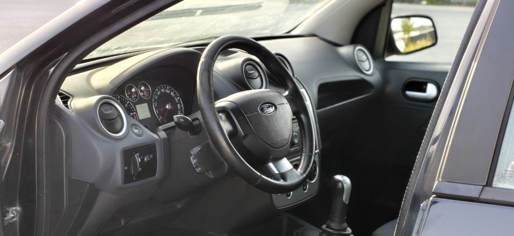 Ford Fiesta 1.2 Ghia Económico 5 Portas