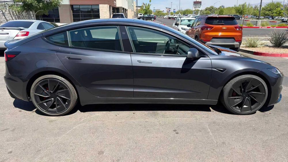 Tesla Model 3      2024