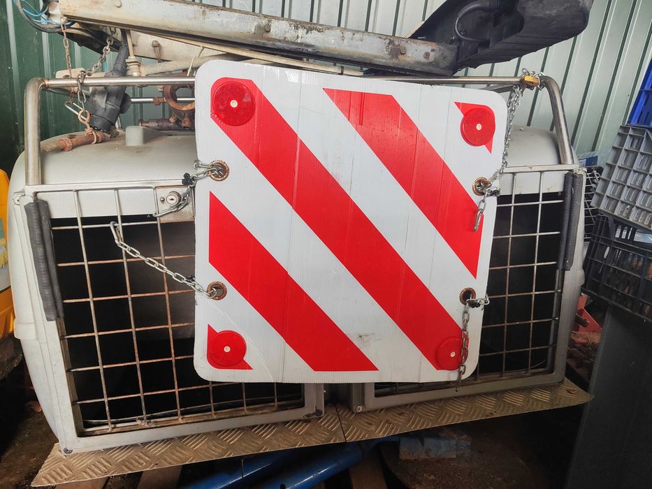 atrelado de transporte de cães suspenso