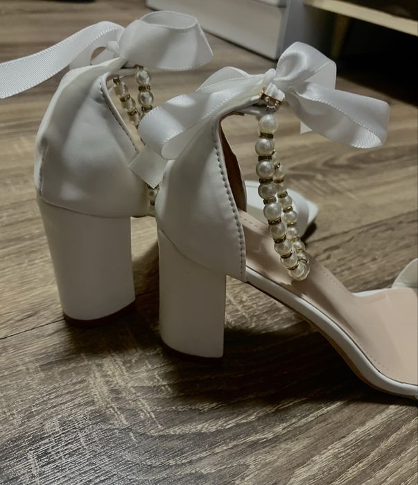 Білі жіночі босоніжки