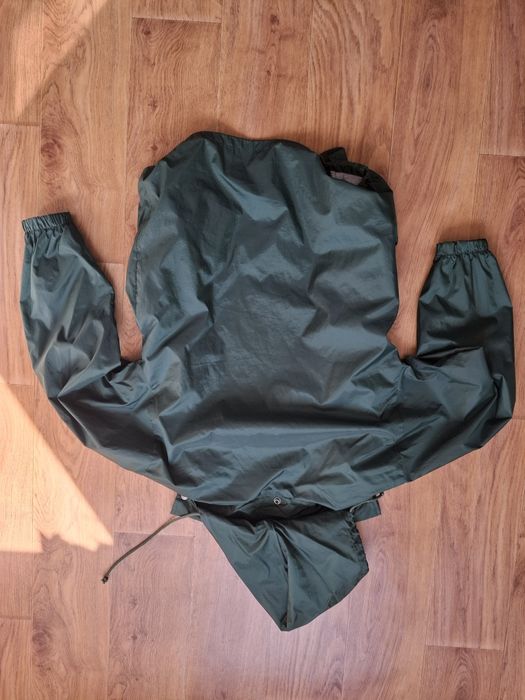 Стильна зелена вітровка (легка та зручна)