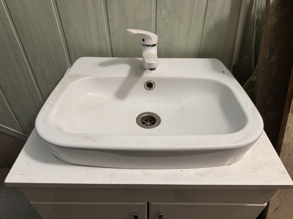 Продам тумбу с раковиной и смесителем