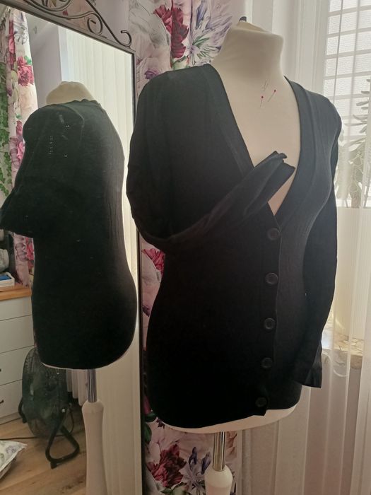 sweterek czarny 146 jak nowy