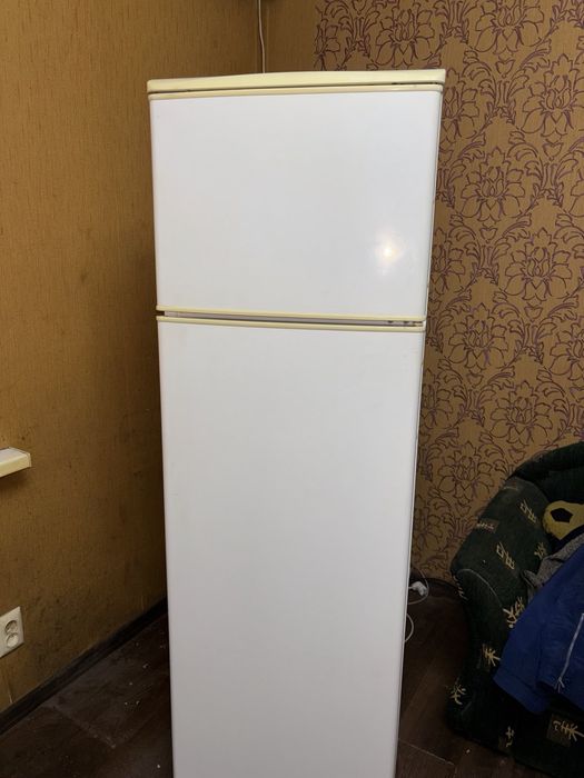 Холодильник 2-х камерный .