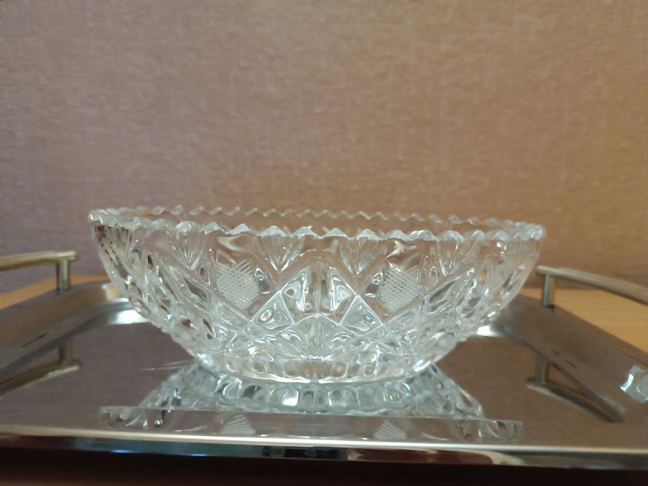 Продаю хрустальные вазы и стеклянные конфетницы.
