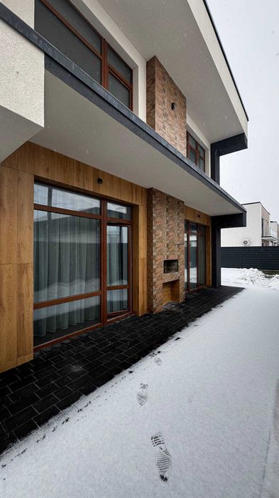 Продаж двоповерхового будинку з сучасним проектом ремонтом та меблями