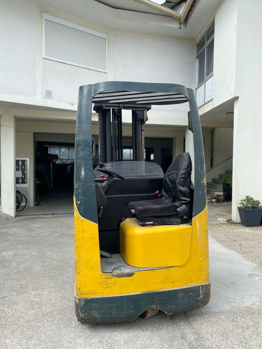 Empilhador retrátil 5m 1600kg elétrico