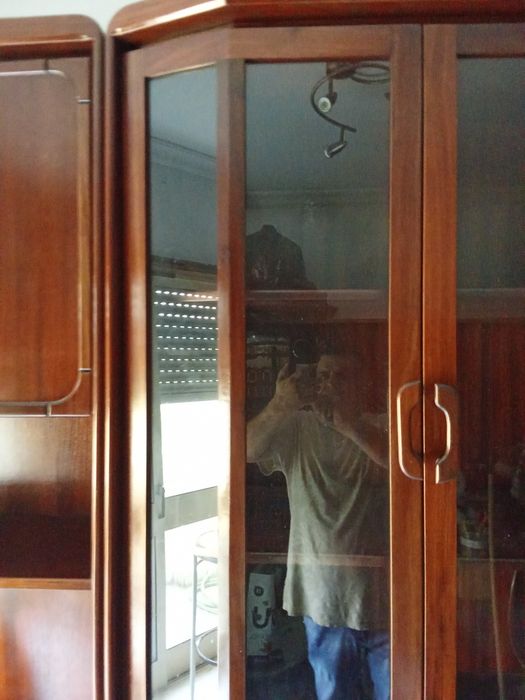 Móvel de sala em cerejeira com 3m com estante porta em vidro e gavetas completamente novo 1300$ um frigorífico com 3meses100$