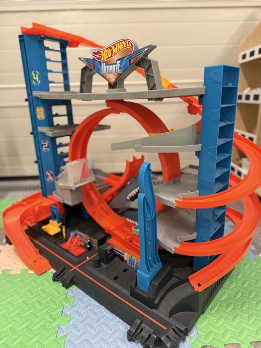 To jest garaż Hot Wheels Ultimate Garage