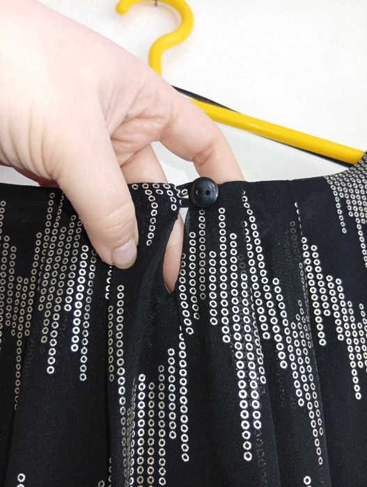 Czarna sukienka z narzutką ze złotymi wzorami