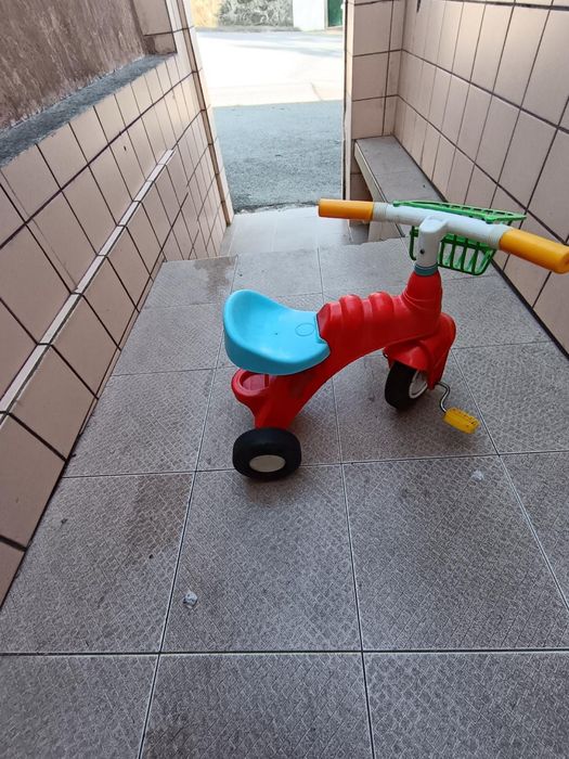 1 triciclo para bebé/criança