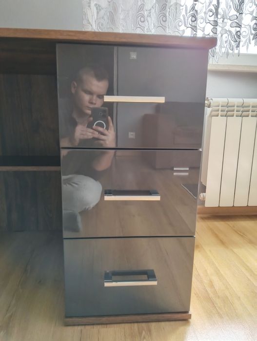 Sprzedam biurko młodzieżowe.
