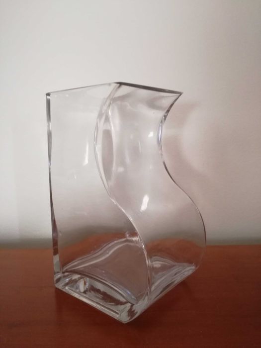 Jarra moderna em vidro